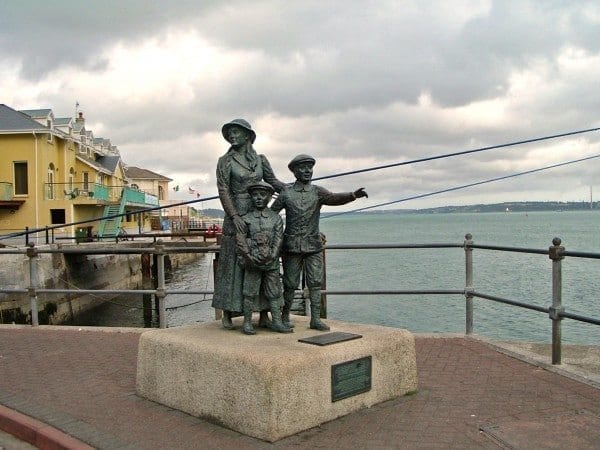 Statue of Annie Moore and her brothers