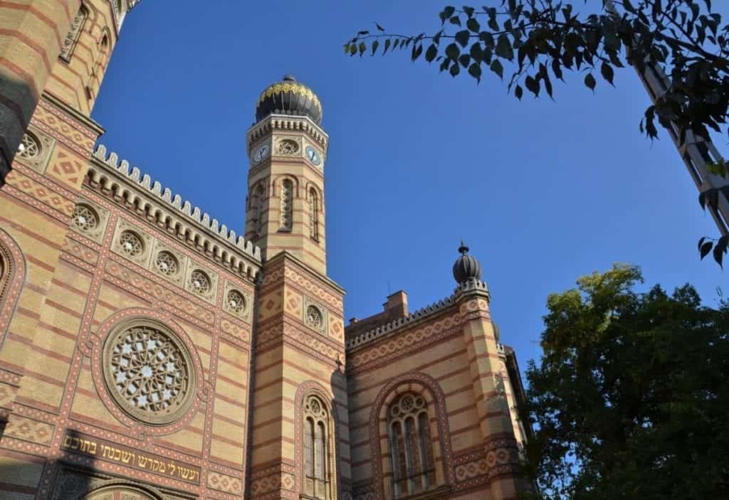Exterior view of the Dohรกny Street Great Synagogue.