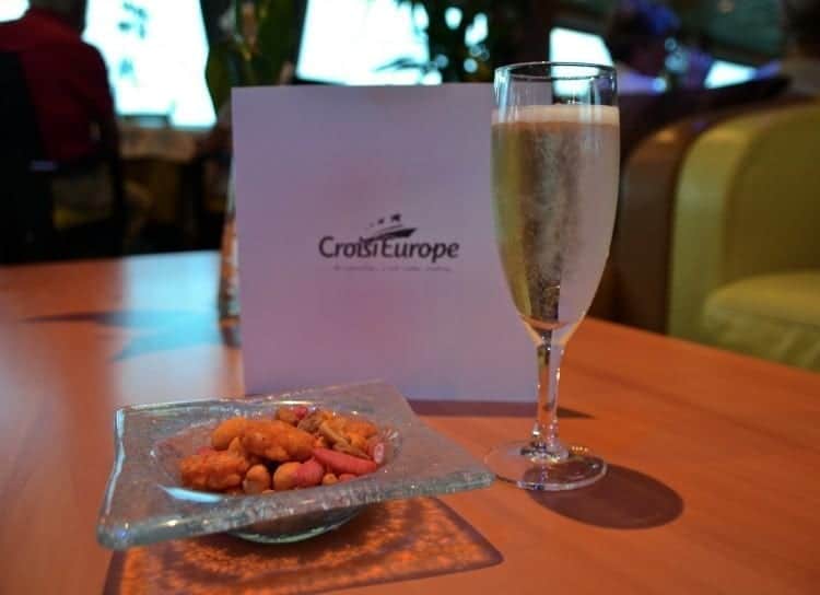 "Welcome aboard" Prosecco and snacks in the lounge. 