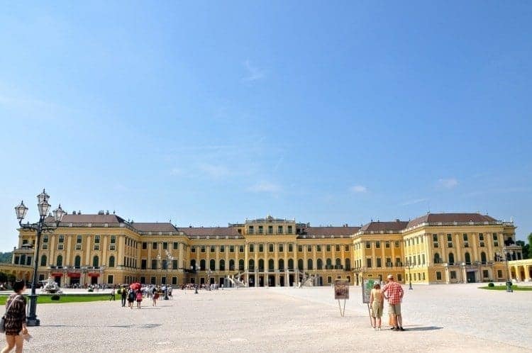 It doesn't look crowded from this view, but there are lines inside. With one day in Vienna, buy your admission ticket online instead.