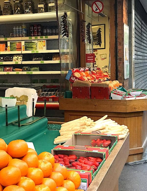 Fruit stand in Paris