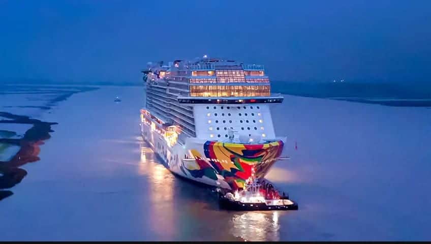 Norwegian Encore on Ems River