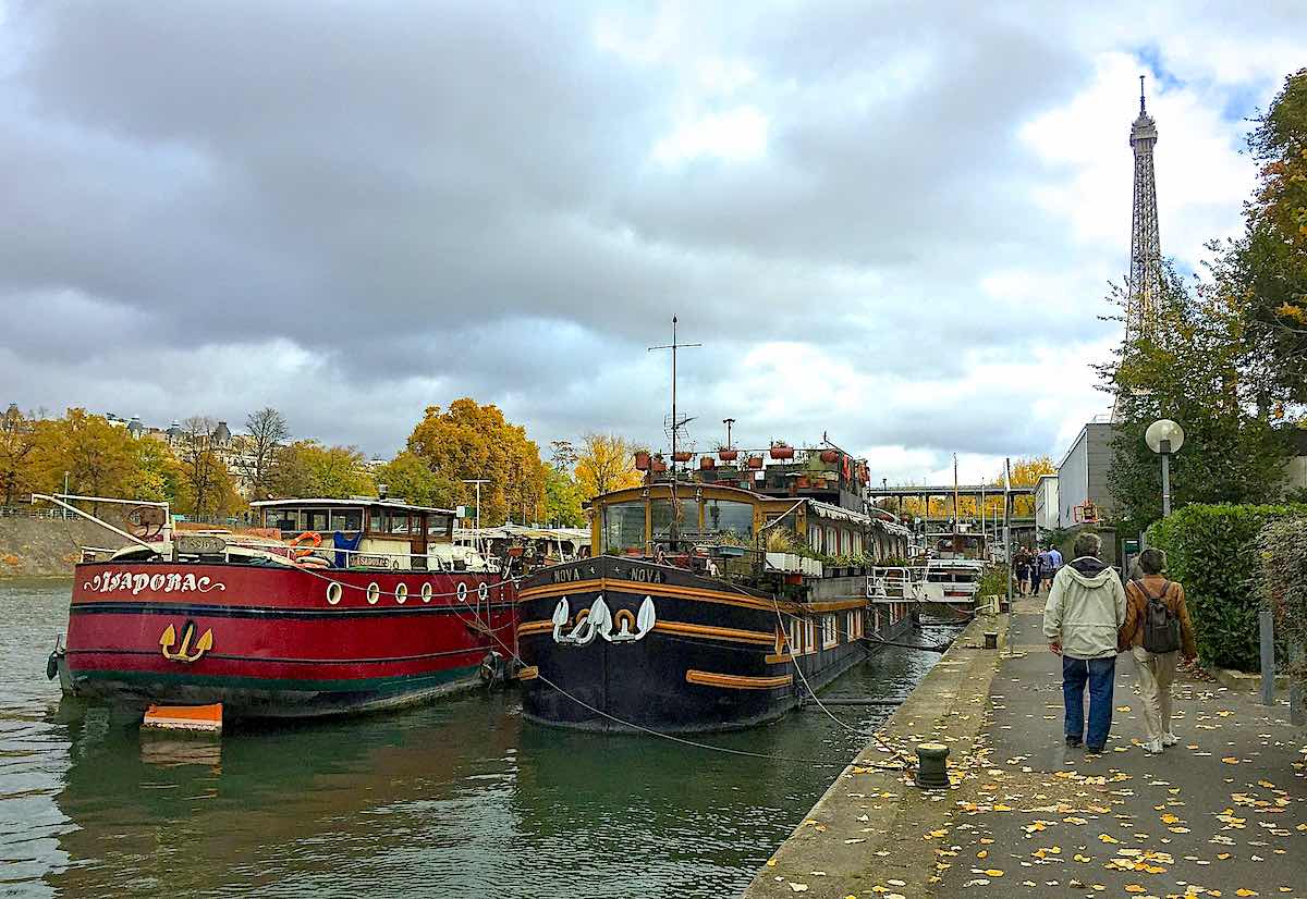 Walking along the Seine to the Eiffel Tower